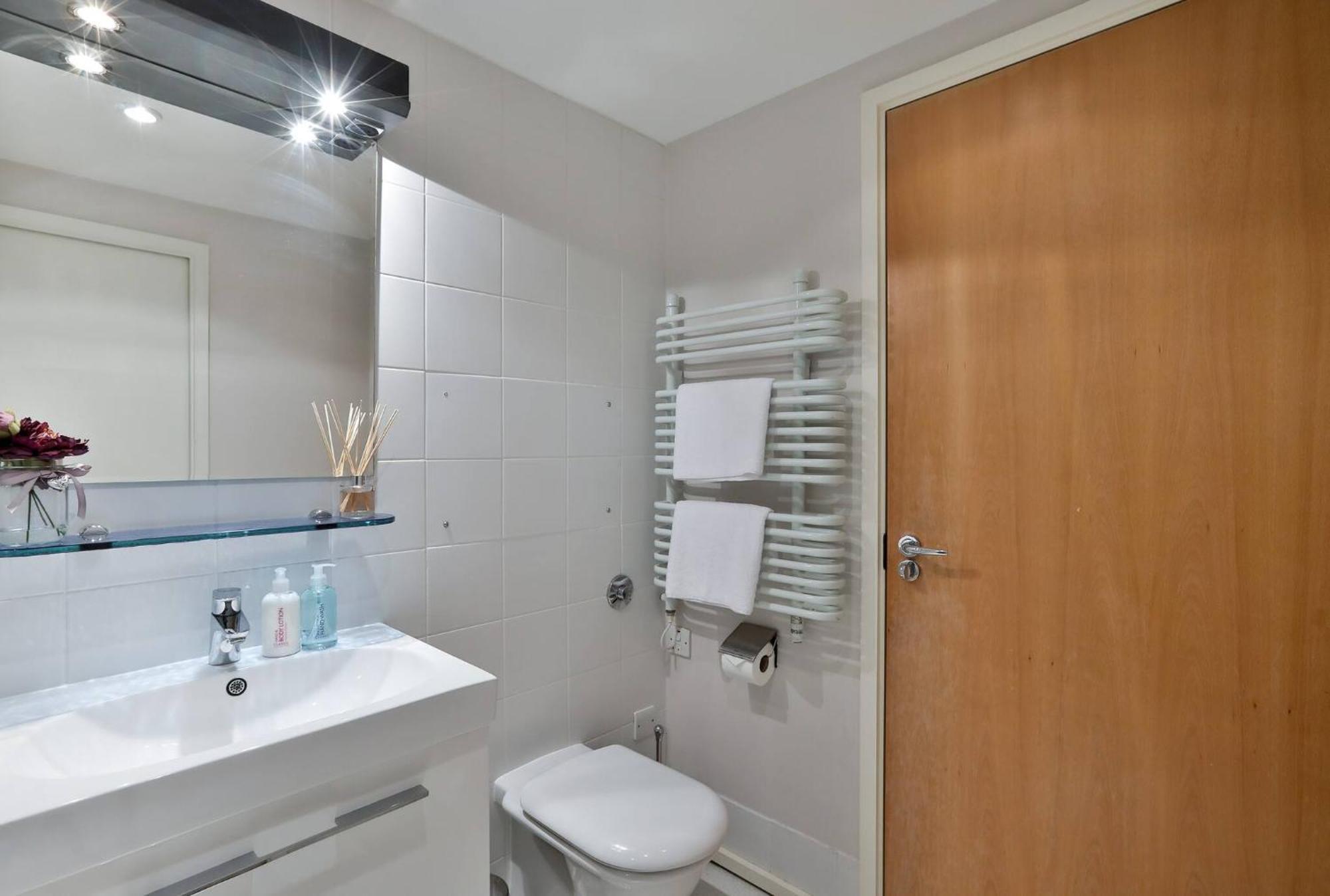 Wild Roses Serviced Apartments - Excel Warehouse 1 런던 외부 사진